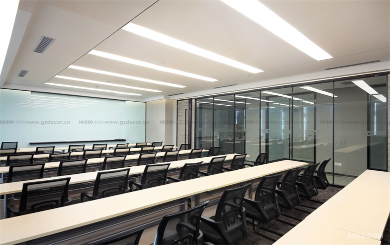 如何通過辦公室裝修效果圖展示開放式辦公區(qū)的空間感？